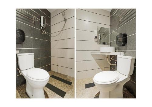 吉隆坡EXPRESS OYO HOTEL的一间带卫生间的浴室和墙上的一部电话