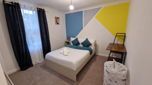 吉林汉姆Beautiful 2-Bed House in Gillingham的一间小卧室,配有床和窗户