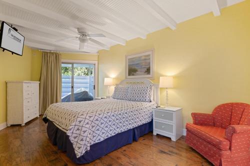 东区East Beach Villa Unit 204的卧室配有床、椅子和窗户。