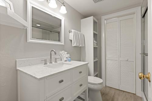 东区East Beach Villa Unit 204的白色的浴室设有水槽和卫生间。