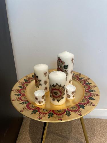 BroadwaterNISHAT & AMAAN的一张桌子,上面有四个蜡烛和杯子