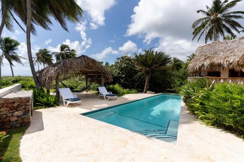 拉斯加勒拉斯Villa Punta Coral的一个带两把椅子的游泳池,一个度假胜地