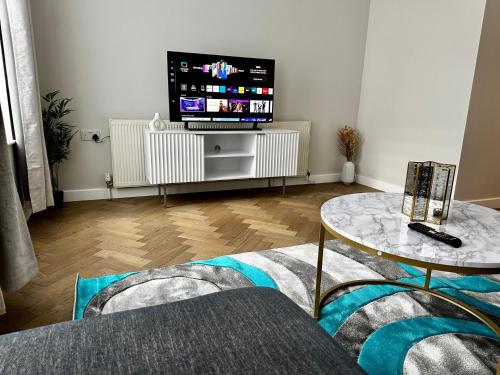 伦敦Gero's One Bedroom apartment London NW8的客厅配有电视和桌子