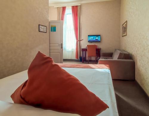 巴库Nizami Boutique by La Casa的酒店客房,配有一张带红色枕头的床