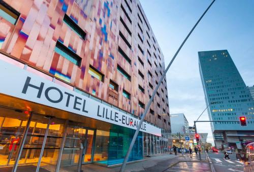里尔Hotel Lille Euralille - Hilton Affiliate Hotel的城市建筑的入口