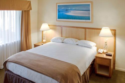 阿维拉海滩Hilton Vacation Club San Luis Bay Avila Beach的酒店客房设有一张大床和两盏灯。