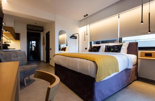 纳夫普利翁Opal Executive Suites的一间带大床的卧室和一间厨房