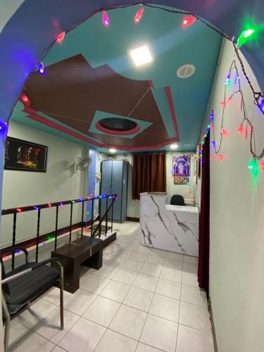 索拉普MUKTAI LODGE的客房拥有带圣诞灯的天花板。