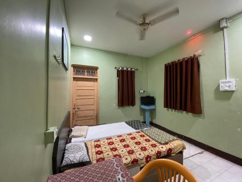 索拉普MUKTAI LODGE的小房间设有两张床和窗户