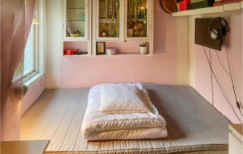 胡丁厄Gorgeous Home In Huddinge With Wi-fi的一张位于房间木地板上的床铺