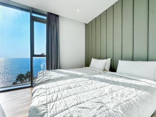 迪拜Fabulous full sea view 3br bluewaters Island的一间卧室设有一张大床和一个大窗户