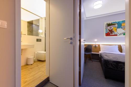 索非亚LOCATION的客房设有一张床和一间浴室。