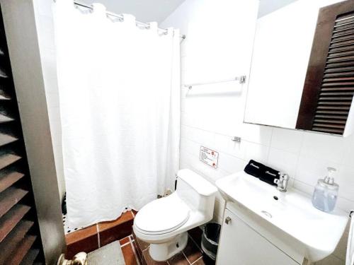 圣胡安65 Fortaleza 1 - N Colonial Apt W/ Balconies & Views的浴室配有白色卫生间和盥洗盆。