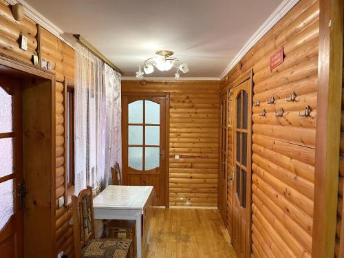 米戈韦Садиба Мигове的走廊设有木墙、桌子和窗户