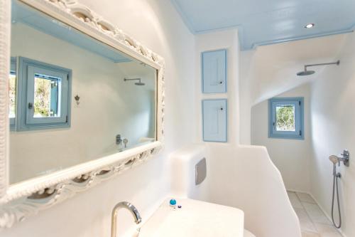 德里奥斯Azure Villa Paros的一间带大镜子和盥洗盆的浴室