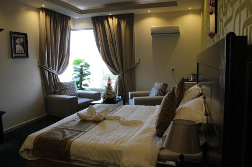 艾卜哈Kyan Abha Hotel - فندق كيان ابها的酒店客房设有床和窗户。