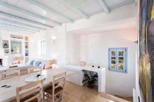 德里奥斯Azure Villa Paros的白色的客厅配有白色的桌子和椅子