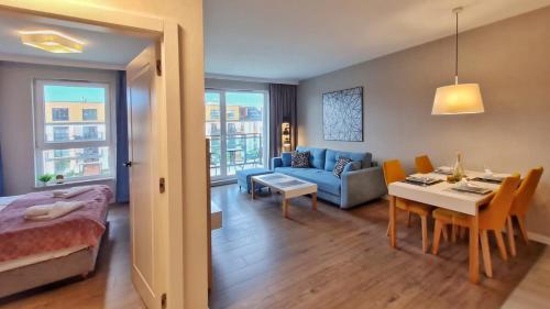 米兹多洛杰HOLIDAY HOME Bel Mare 308c的带沙发的客厅和用餐室