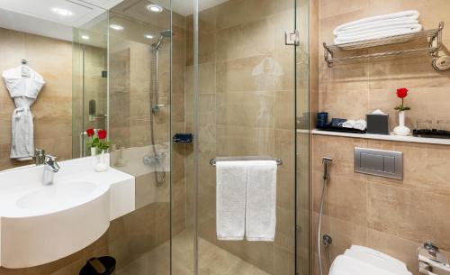 麦地那فندق جايدن-Jayden Hotel的一间带水槽和淋浴的浴室
