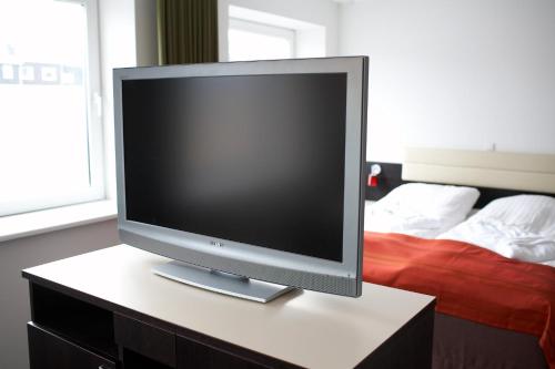 托尔斯港托斯翰酒店的卧室桌子上的电脑显示器