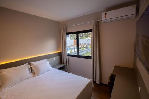 伊瓜苏Safa Hotel Foz的卧室配有白色的床和窗户。