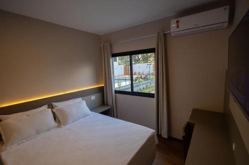 伊瓜苏Safa Hotel Foz的卧室配有白色的床和窗户。