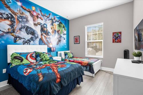 奥兰多Magical Vacation Home 3 min from Disney的一间卧室设有两张床和奇妙的壁画