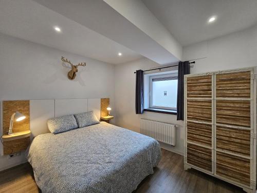 CourcellesAppart'Hôtel Trazegnies的一间卧室设有一张大床和一个窗户。