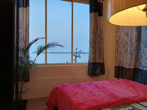 瓦加托GS Home Deluxe Super Sea View Apartment的一间卧室设有海景窗户