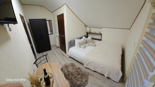 武科瓦尔Villa Bonaca的一间小卧室,配有一张床和一张桌子