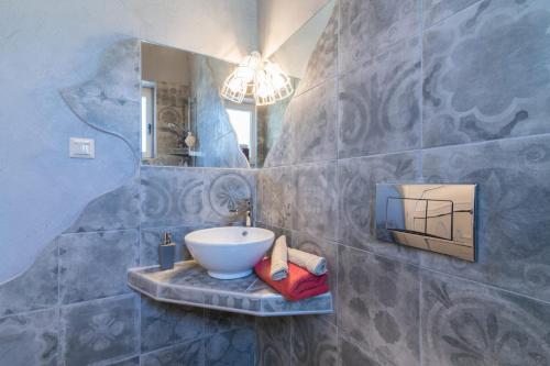 KoukounariáAstarte Villas - Laalu Private Villa with Pool的一间带水槽和镜子的浴室