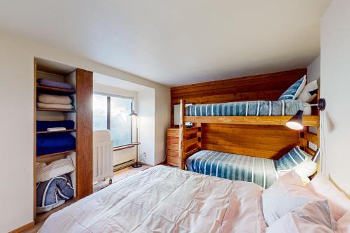 LakeshoreHuntington Lake Condo #38的一间卧室设有两张双层床和一扇窗户。