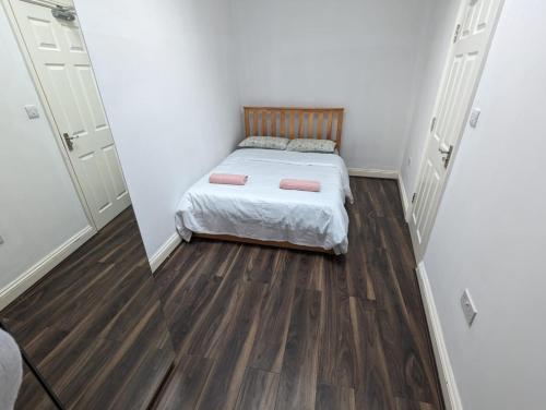 巴尔内特RAHAL BARNET的一间铺有木地板的小卧室,配有一张床