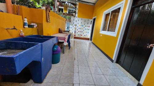 圣胡安拉拉古纳Posada Woochooch的浴室设有蓝色水槽和黄色的墙壁