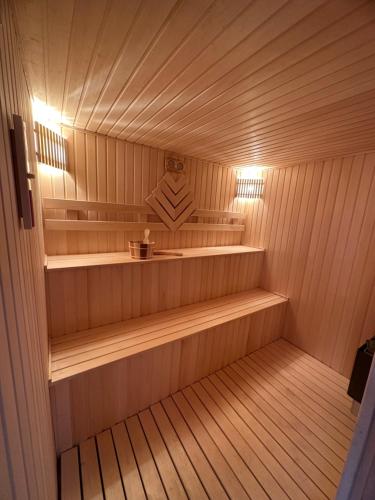盖贝莱Qafqaz house的一间设有木制架子和灯光的桑拿浴室