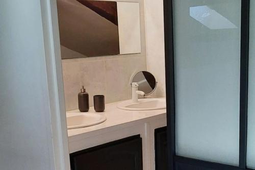 佩里格Mon appart Teranga的浴室设有2个水槽和镜子