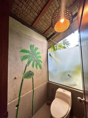 Nay Morena Villa的一间带卫生间的浴室和墙上的绘画