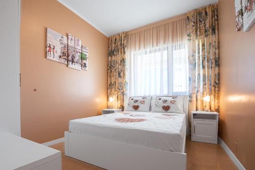 尼普顿Apartament Alexandru Neptun Private Suites的一间小卧室,配有白色的床和窗户
