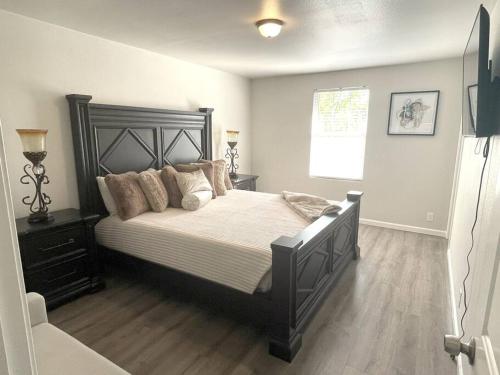 圣安东尼奥The Texas Rose的一间卧室设有一张大床,铺有木地板