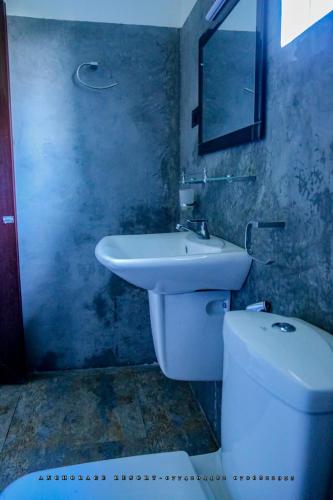 波隆纳鲁沃The Anchorage Resort的浴室配有白色水槽和卫生间。