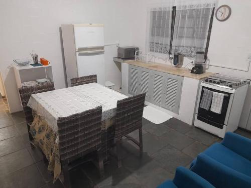 伊图Casa com 3 quartos的厨房配有桌子、炉灶和冰箱。