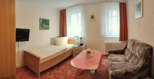 巴特皮尔蒙特 豪斯施泰因迈尔酒店的酒店客房,配有床和沙发
