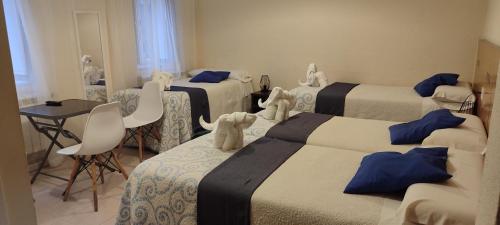 波尔托马林Pensión Mar的酒店客房设有三张床,里面装有动物