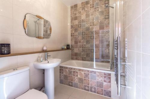 圣奥斯特尔Rockleigh Place的浴室配有卫生间、盥洗盆和淋浴。