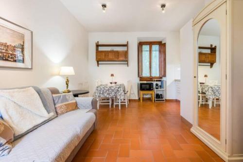 佛罗伦萨DaLu Florence apartment Lucilla - private car park 15 minutes to the city center的客厅配有沙发和桌子