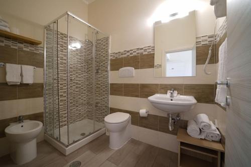 克罗托内hotel villaggio Casarossa的浴室配有卫生间、盥洗盆和淋浴。