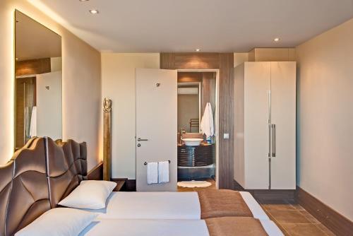 贝拉姆卡尔阿索西亚尔酒店的一间卧室设有一张床和一间浴室。