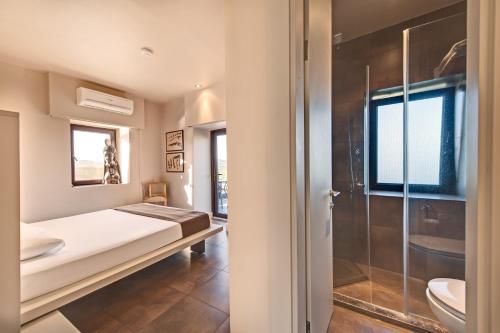 贝拉姆卡尔阿索西亚尔酒店的一间卧室配有一张床和淋浴