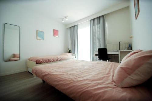 安特卫普Privé kamer met chill room en gedeelde badkamer - rand Antwerpen - afrit E313 Wommelgem - vlakbij tramhalte lijn 9 en 24的酒店客房配有两张床和一张书桌