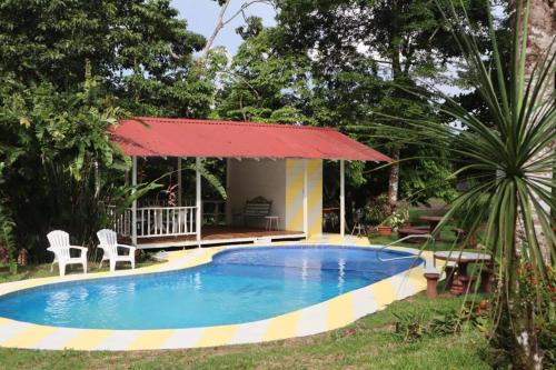 San PedroCasa Zu的一座房子的院子内的游泳池